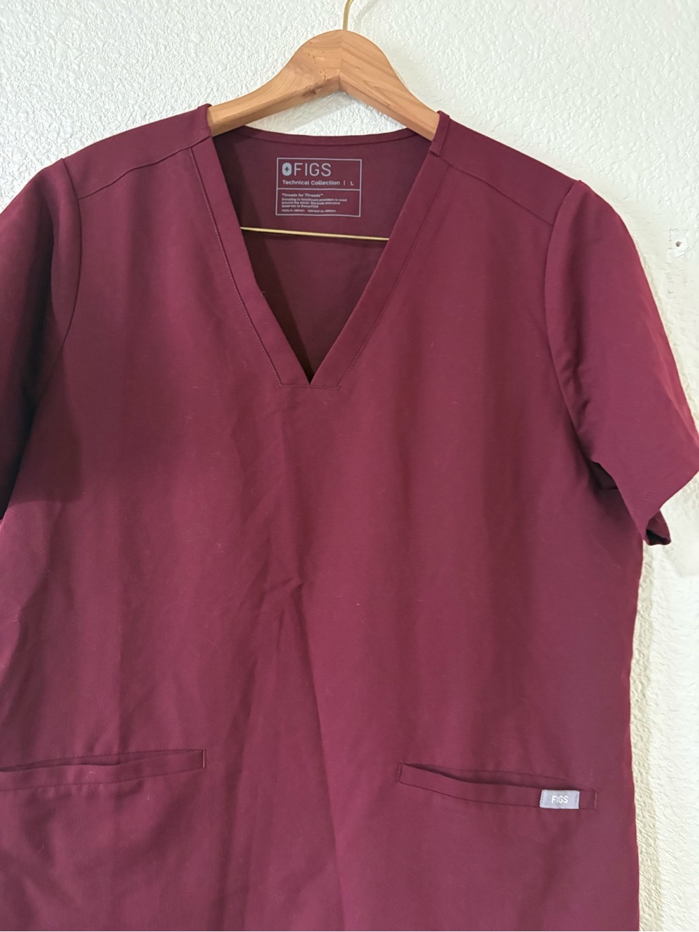 FIGS Women V-Neck Scrub Top in Burgundy